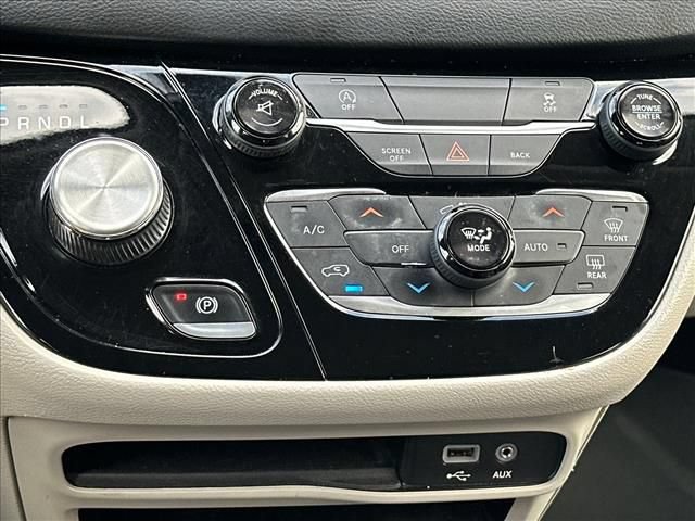 Used 2017 Chrysler Pacifica Touring Plus w/ Tire & Wheel Group FWD image 27