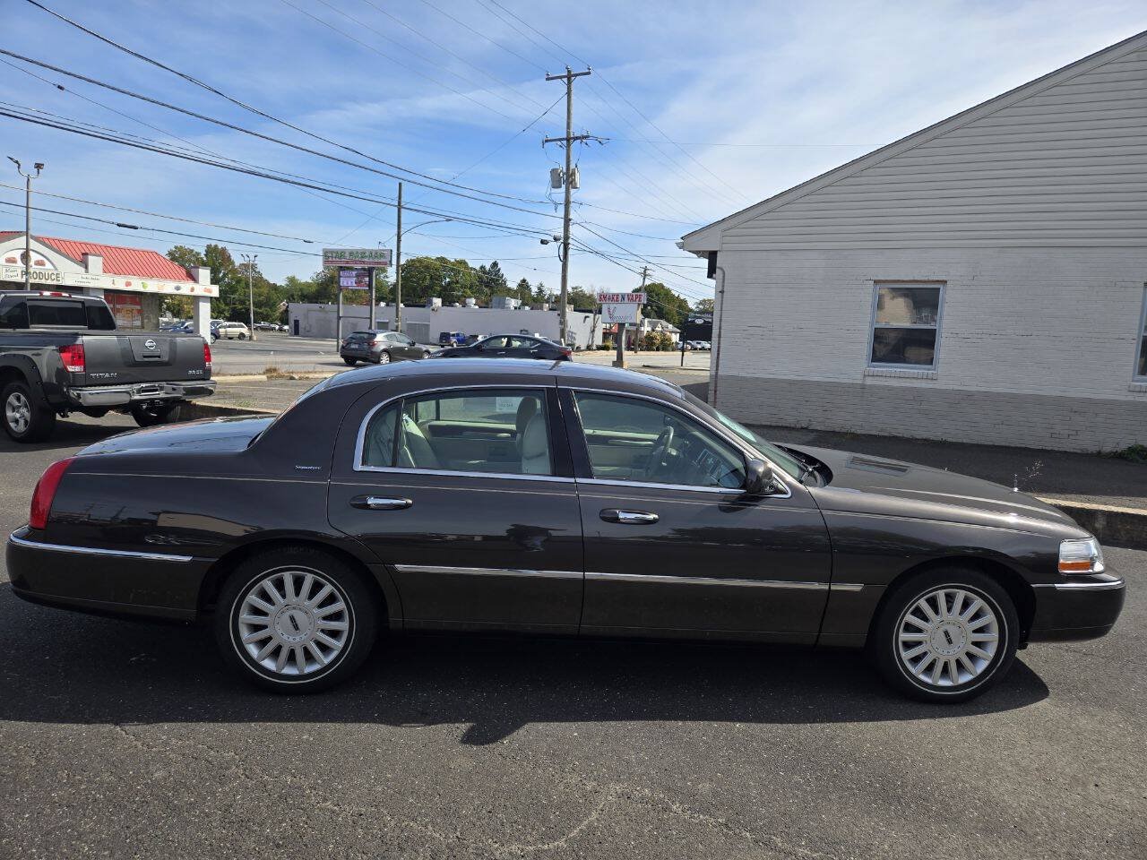 Used 2005 Lincoln Town Car Signature RWD image 5
