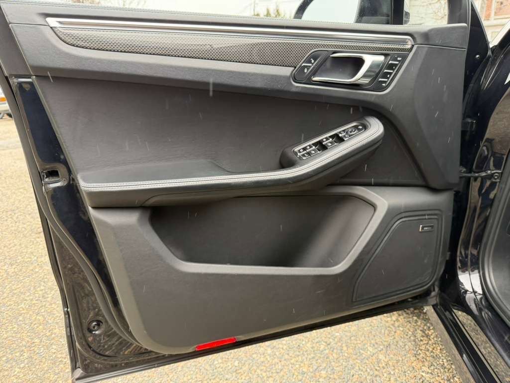 Used 2016 Porsche Macan Turbo image 11