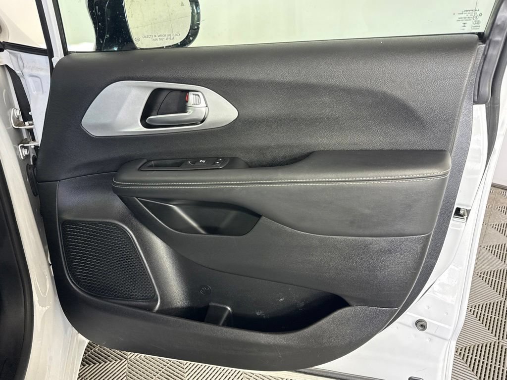 Certified 2024 Chrysler Pacifica Limited FWD image 37