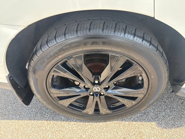 Used 2017 Nissan Pathfinder Platinum w/ Midnight Edition Package FWD image 11