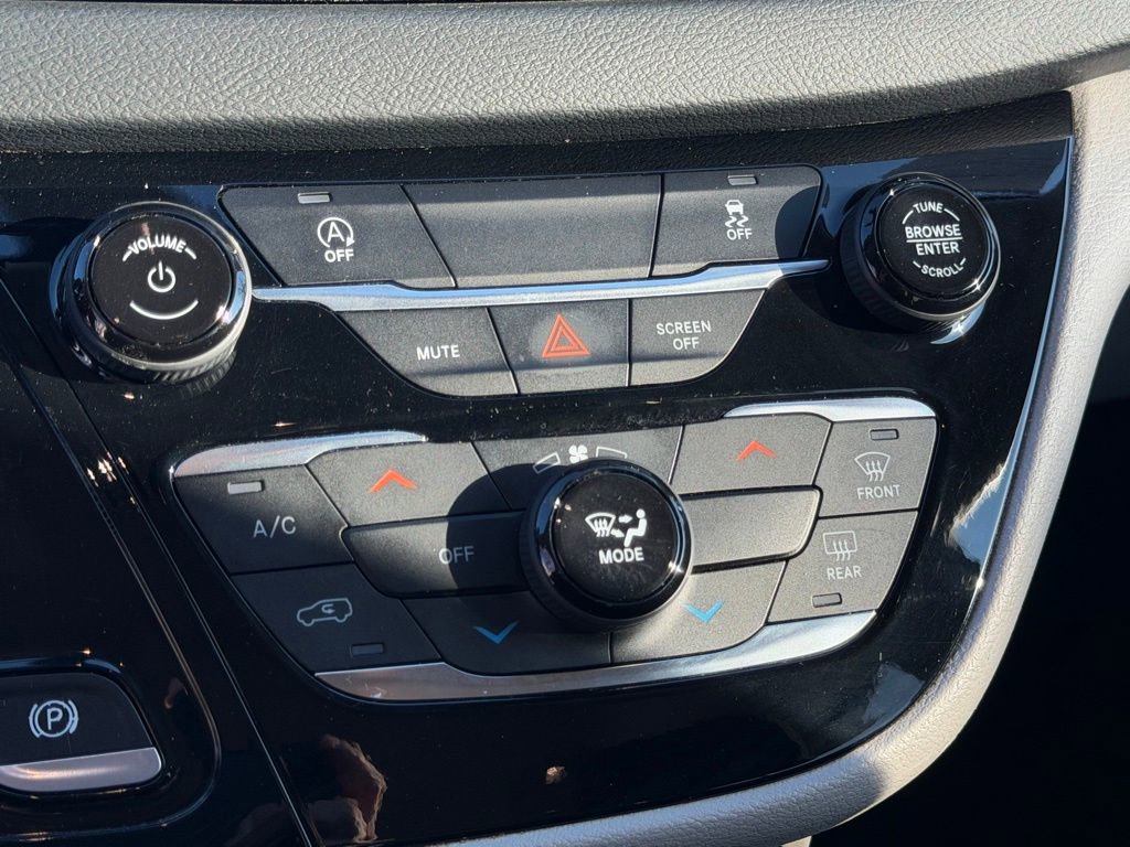 Used 2022 Chrysler Voyager LX image 27