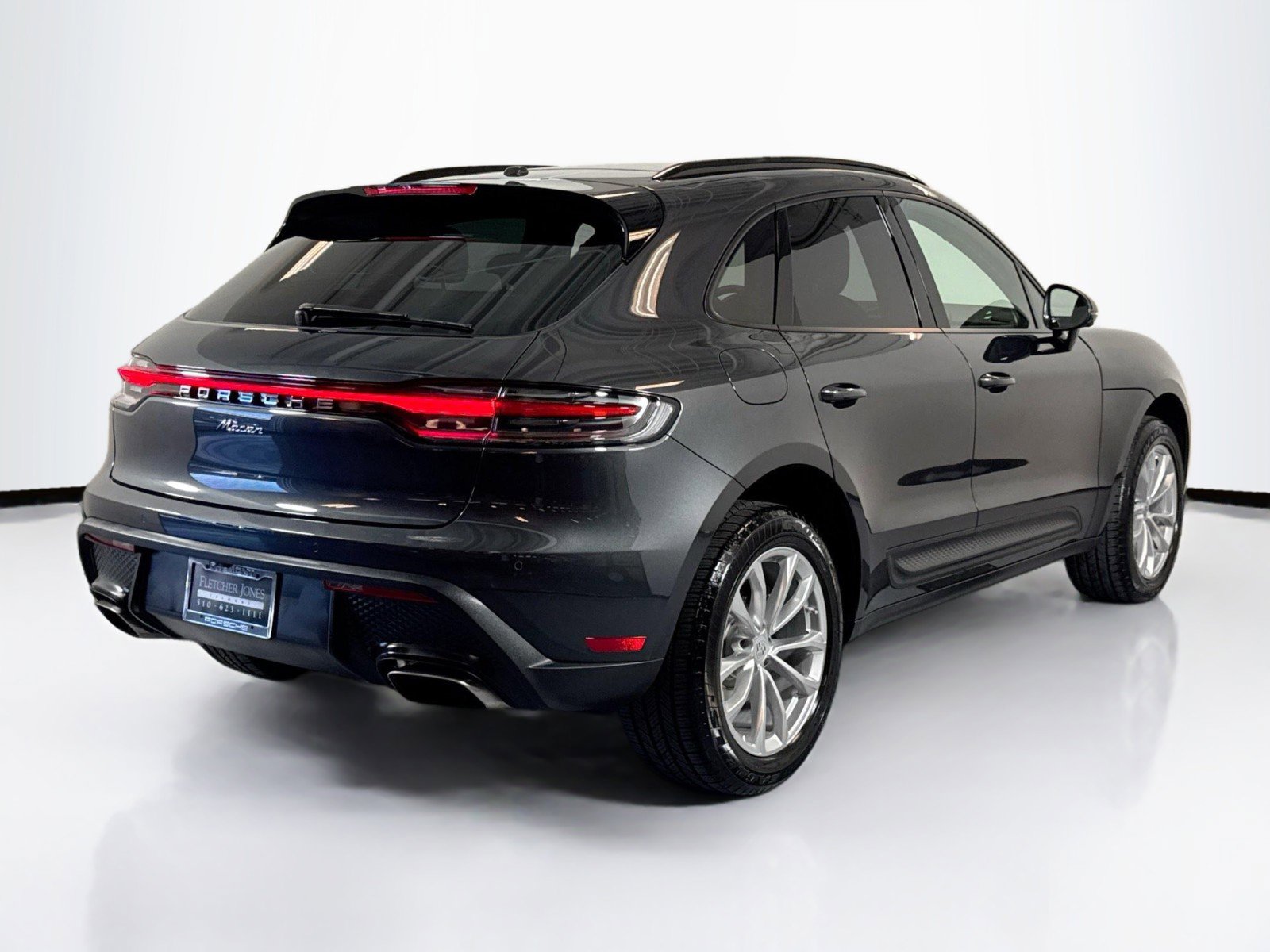 Certified 2025 Porsche Macan AWD/4WD image 9