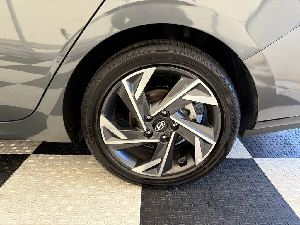 Used 2025 Hyundai Elantra Limited FWD image 11