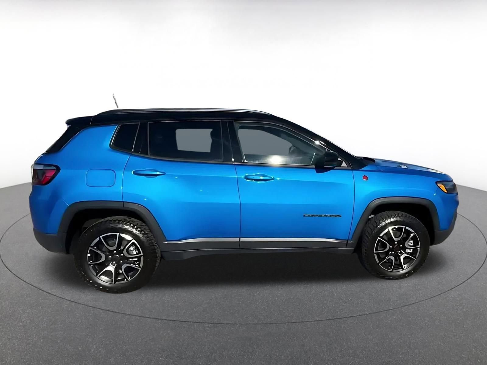 Used 2025 Jeep Compass Trailhawk image 16