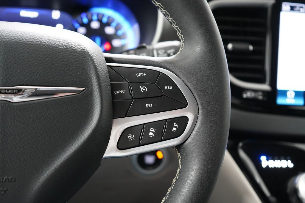 Used 2024 Chrysler Pacifica Touring-L FWD image 18