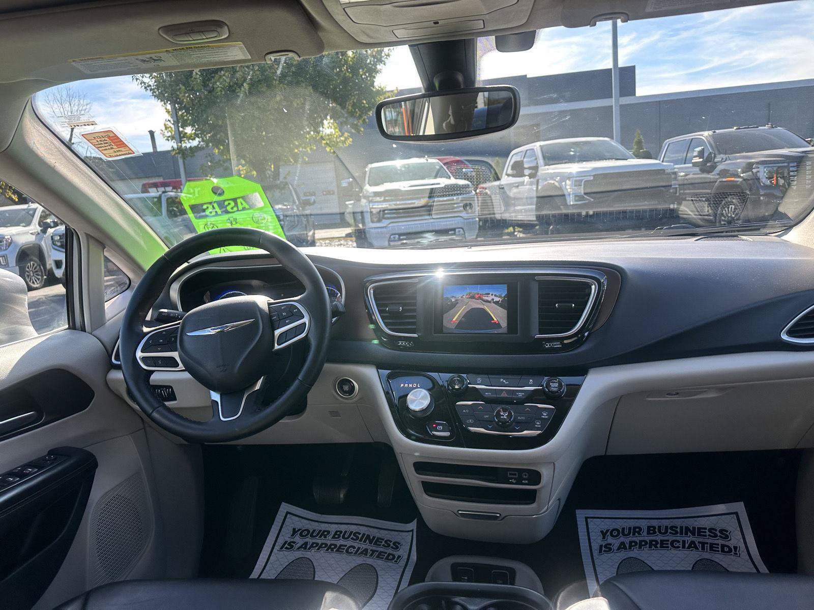 Used 2018 Chrysler Pacifica Touring-L FWD image 16