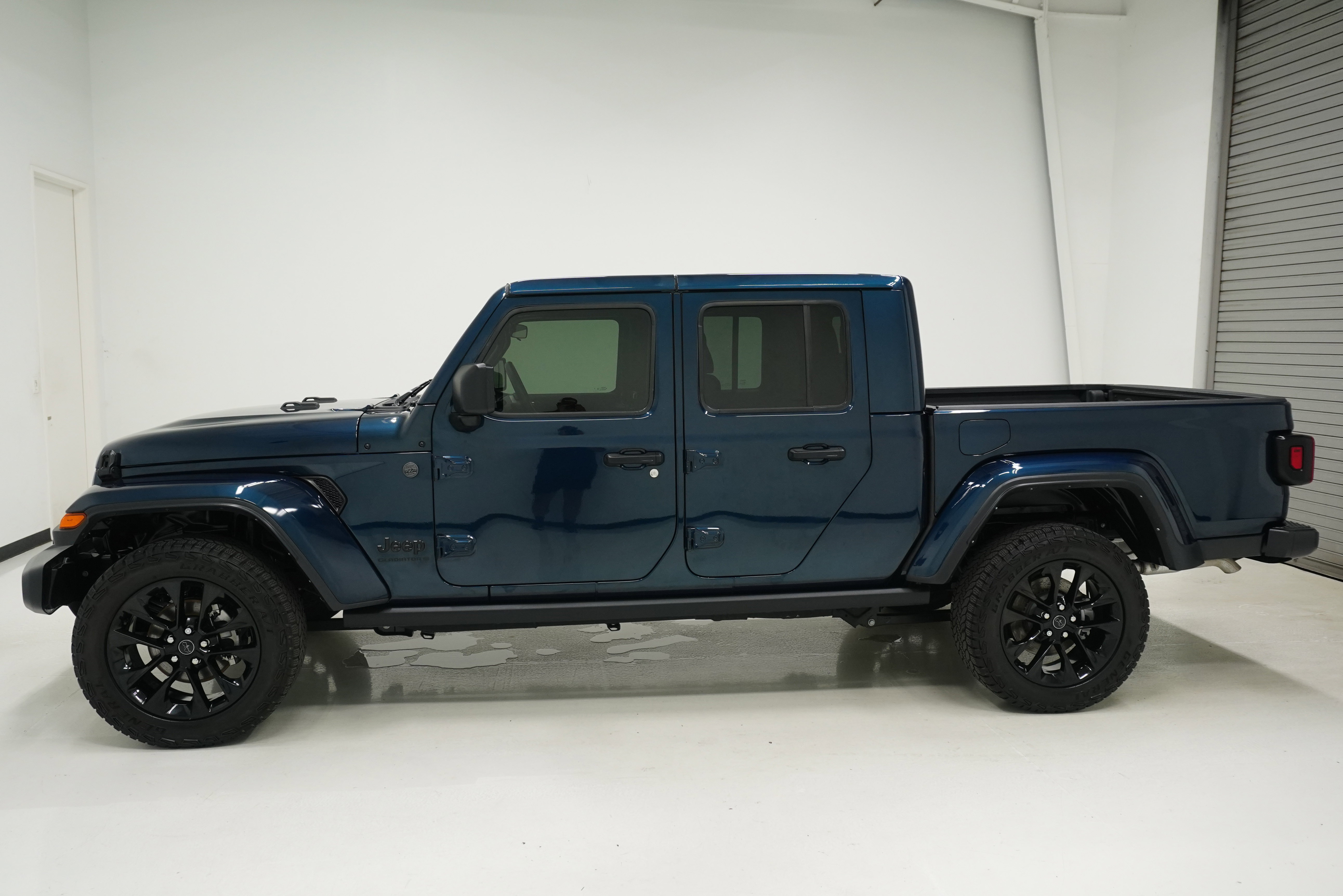 Used 2025 Jeep Gladiator Sport AWD/4WD image 7