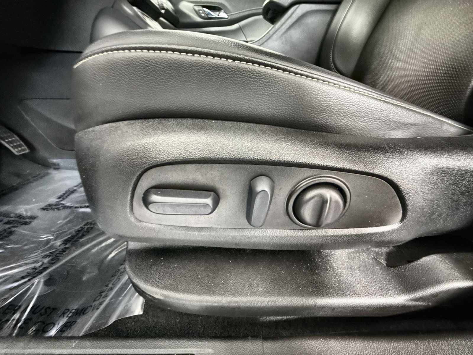 Used 2023 GMC Acadia SLT w/ Preferred Package image 14