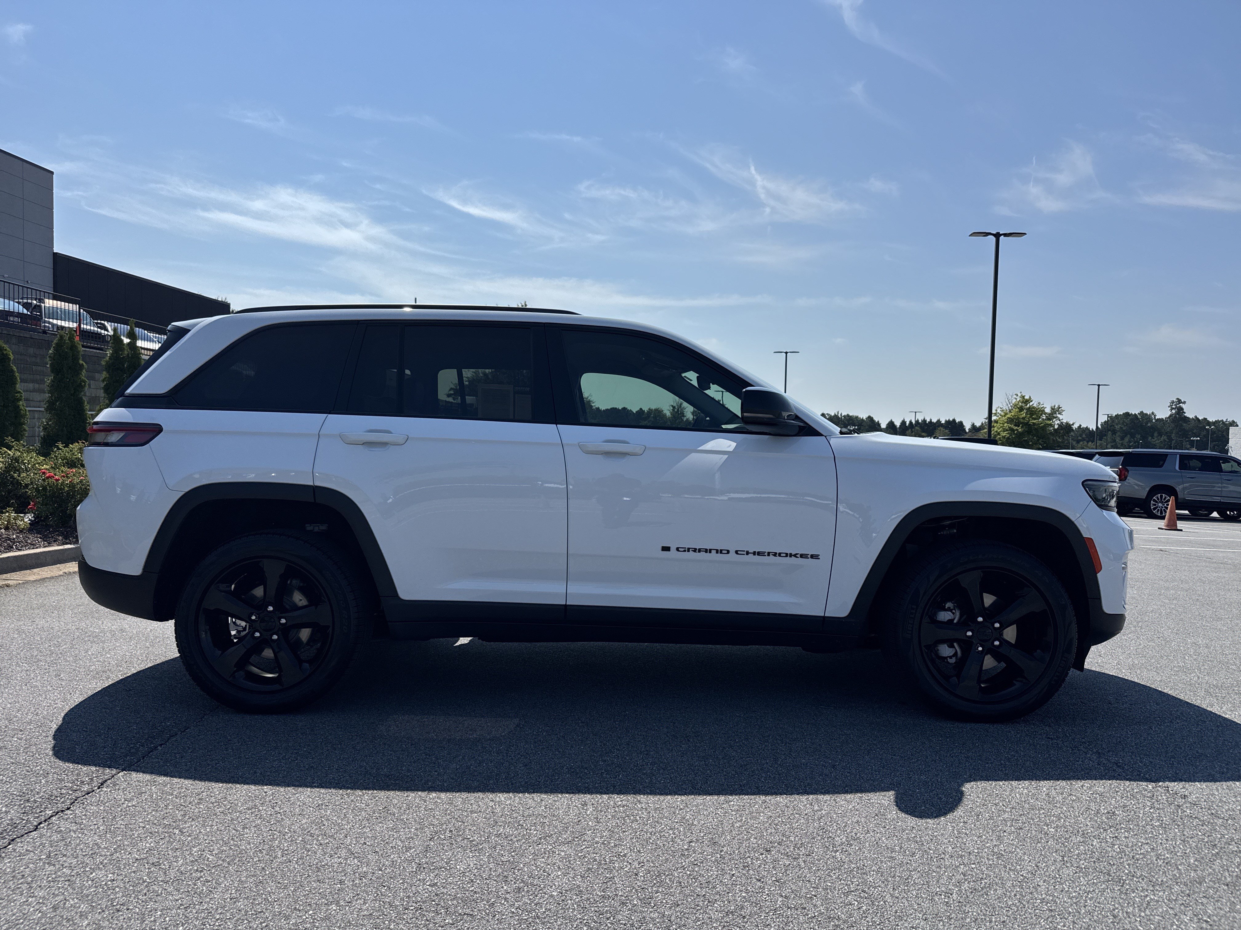Used 2023 Jeep Grand Cherokee Limited w/ Black Appearance Package AWD/4WD image 11