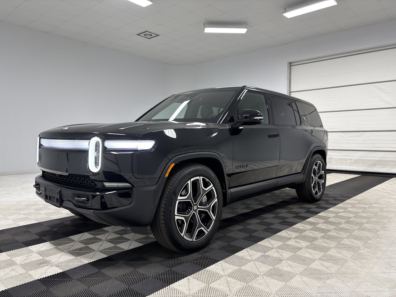 Used 2025 Rivian R1S Adventure AWD/4WD image 1