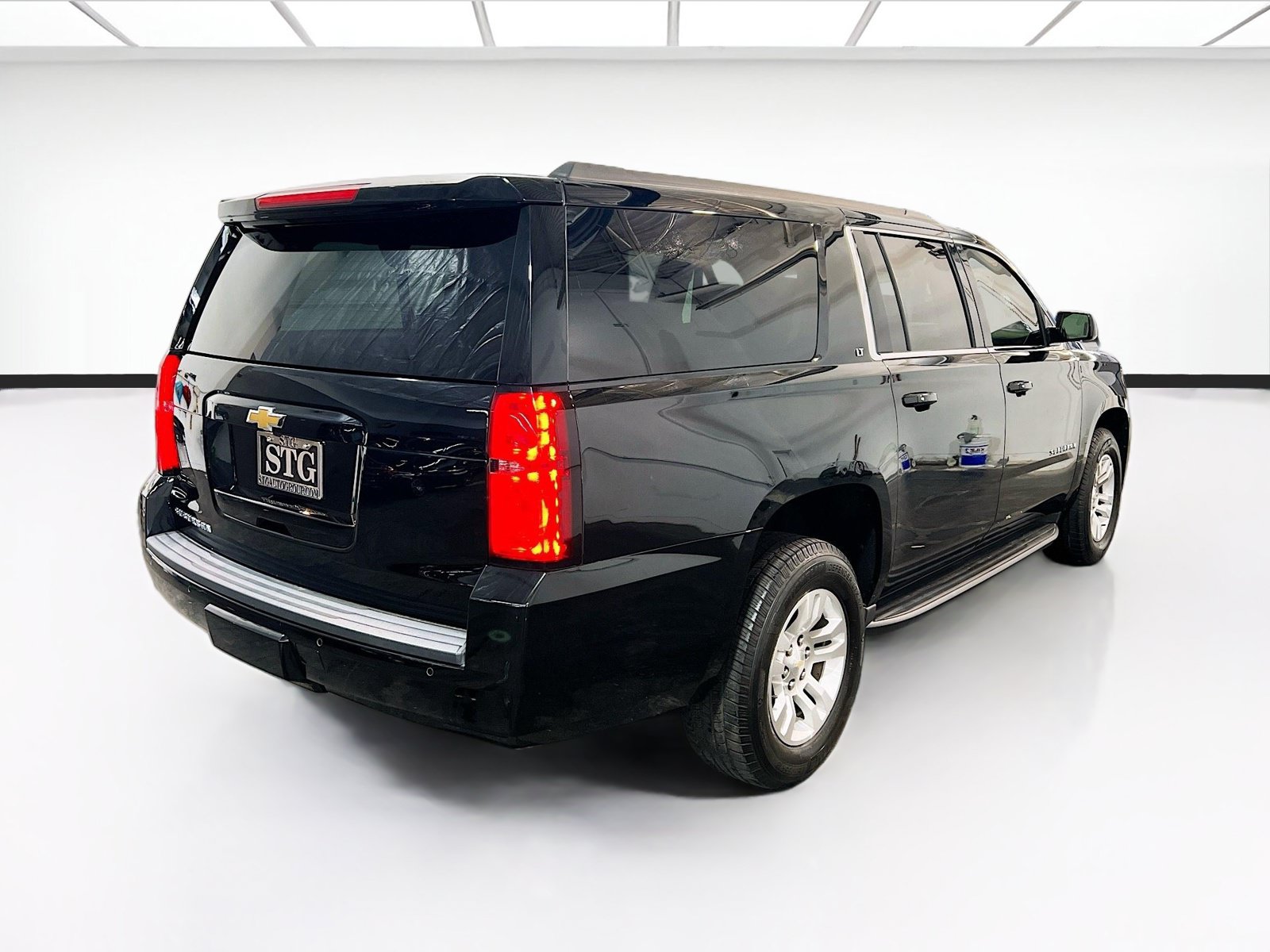 Used 2018 Chevrolet Suburban LT w/ Luxury Package RWD image 4