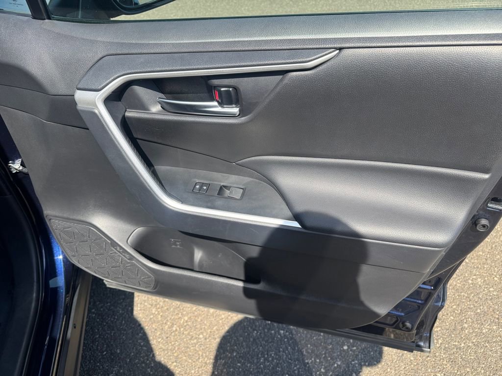 Used 2025 Toyota RAV4 XLE AWD/4WD image 17