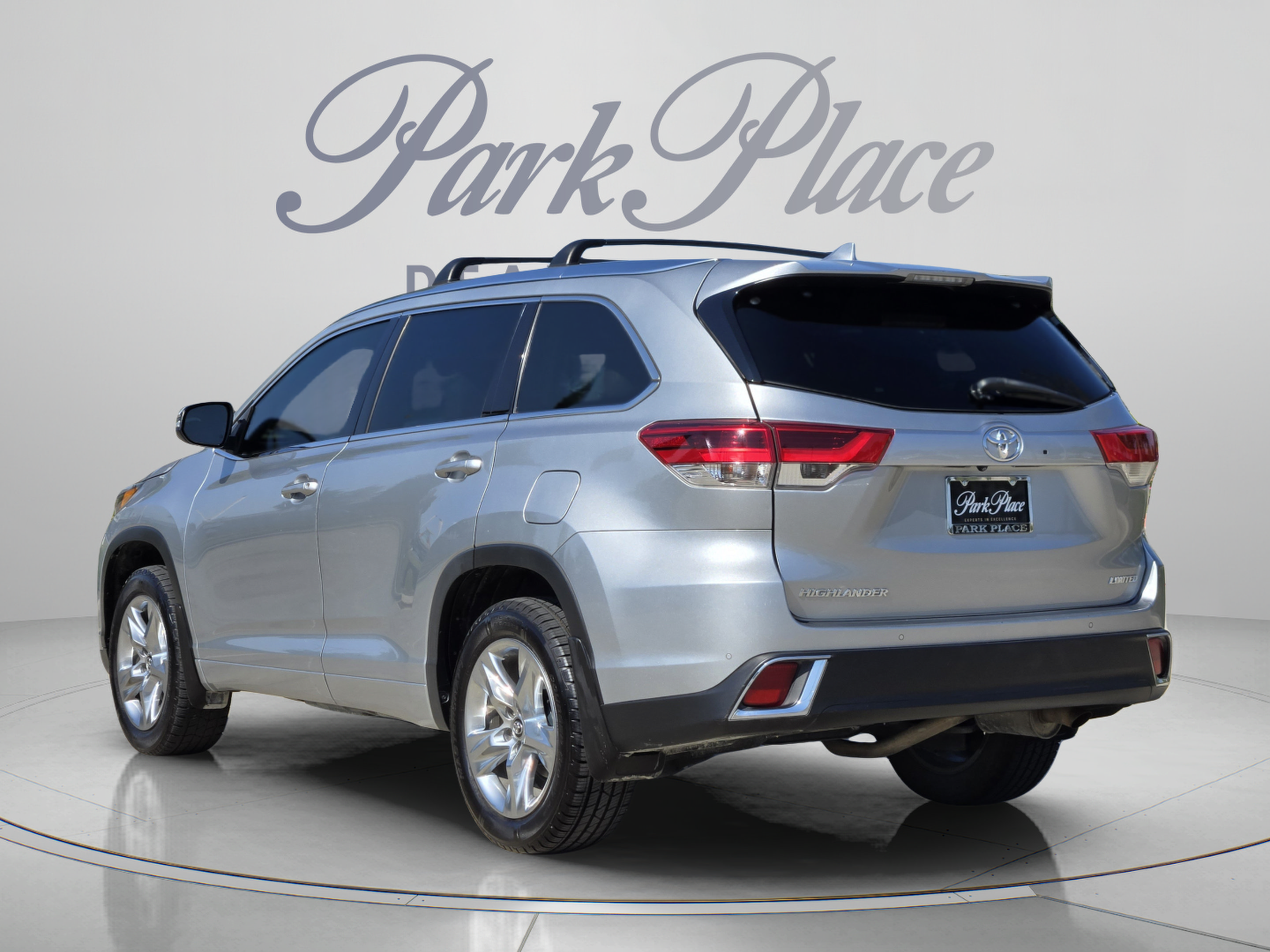 Used 2018 Toyota Highlander Limited FWD image 3