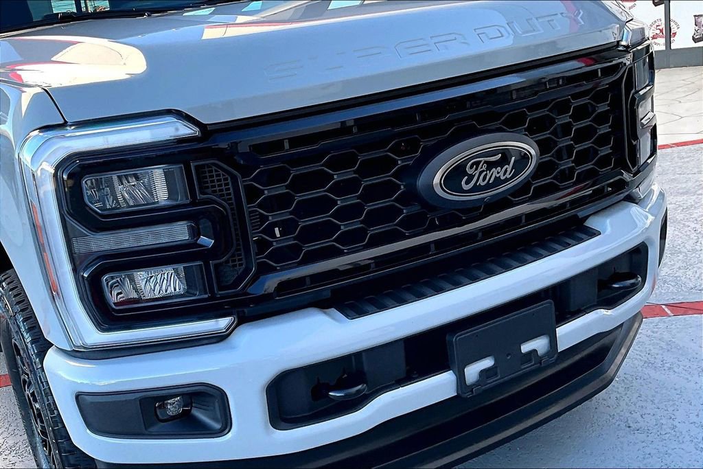 Used 2025 Ford F250 Lariat w/ Black Appearance Package image 33