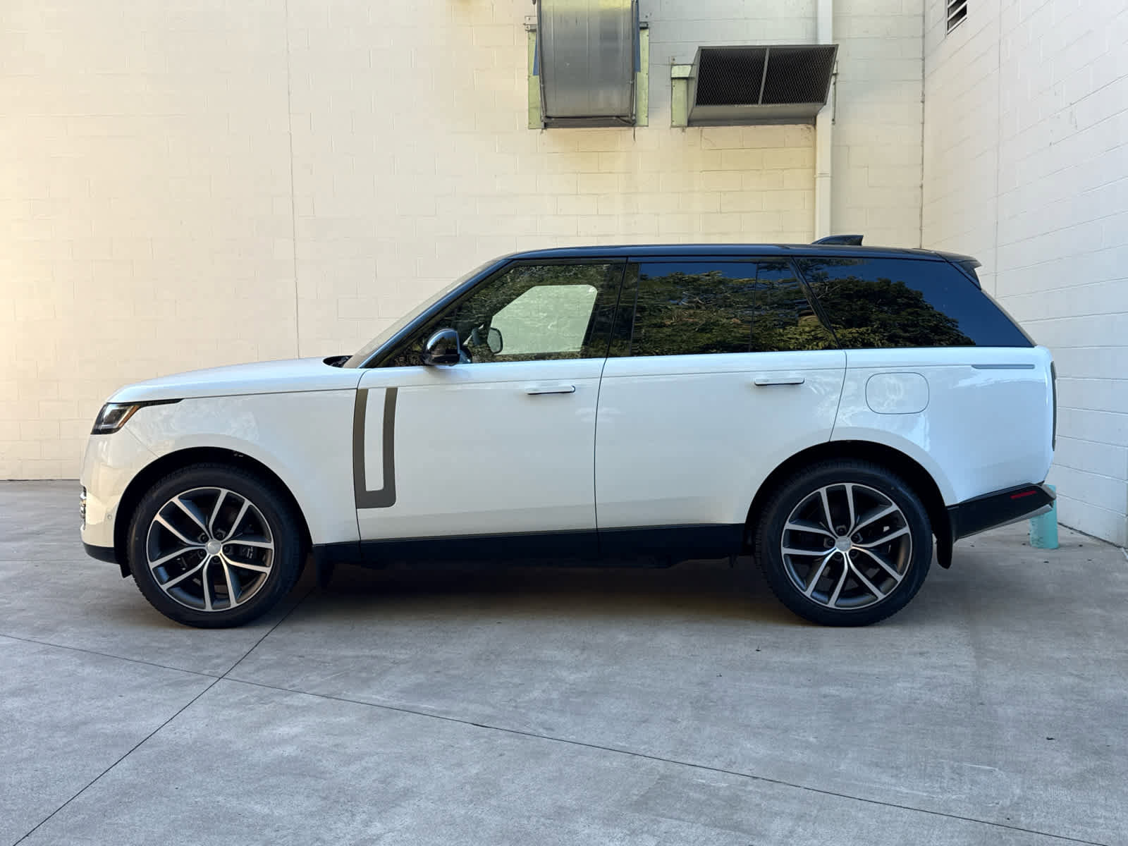 New 2025 Land Rover Range Rover SE image 5