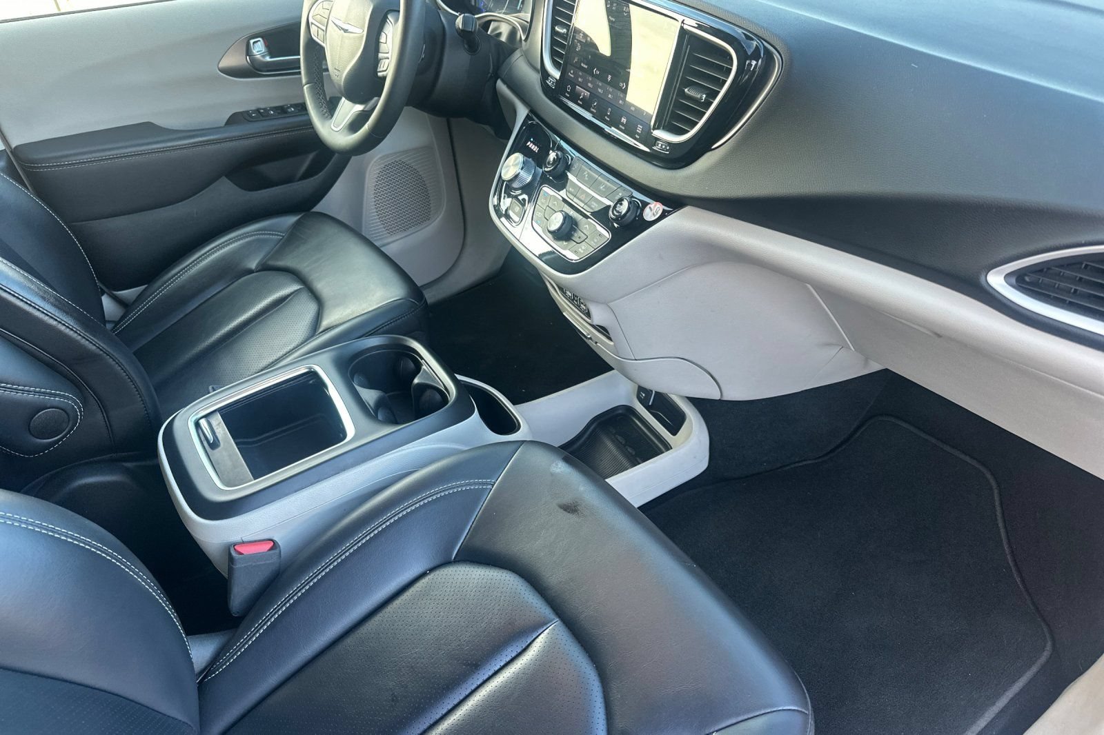 Used 2023 Chrysler Pacifica Touring-L FWD image 19