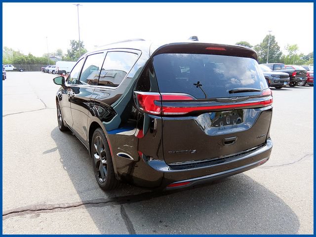 Used 2025 Chrysler Pacifica Limited FWD image 5