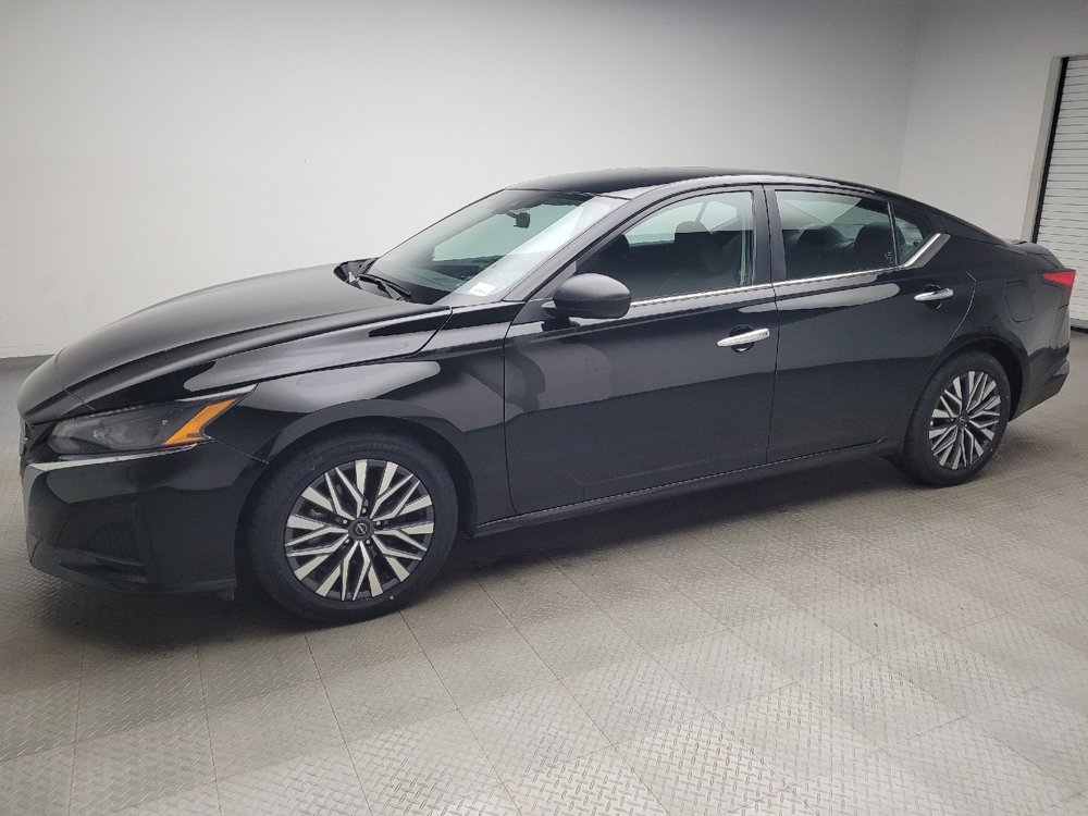 Used 2025 Nissan Altima 2.5 SV FWD image 2