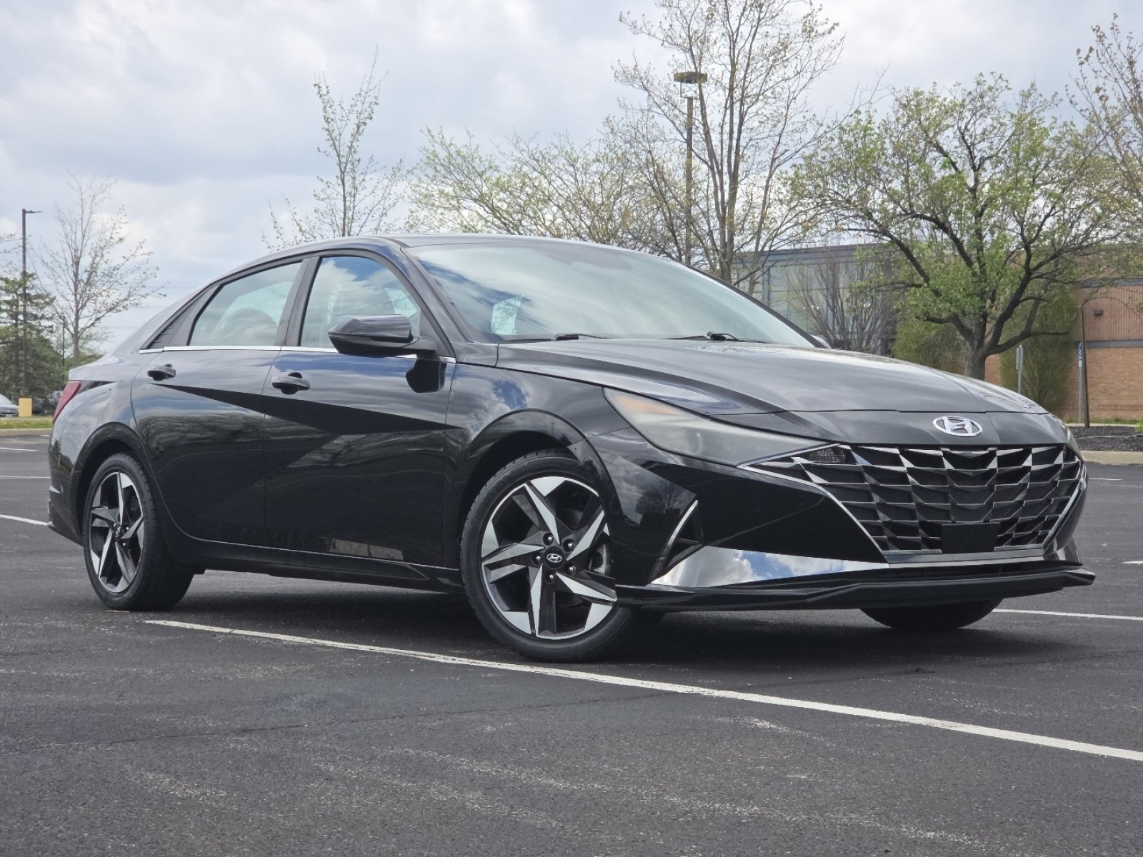 Used 2021 Hyundai Elantra Limited image 2