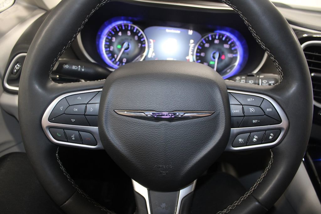 Used 2024 Chrysler Pacifica Touring-L image 34