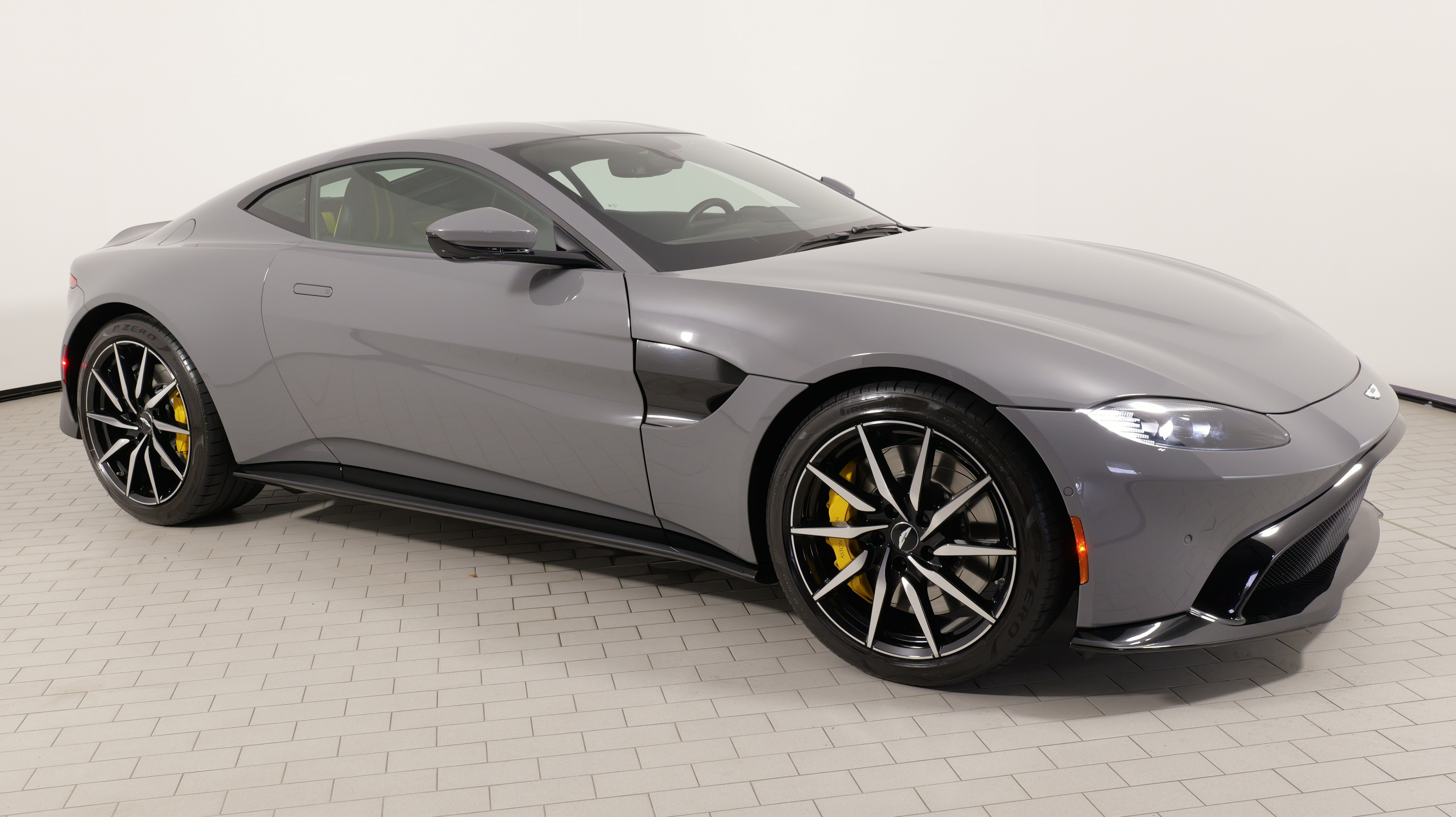 Used 2019 Aston Martin V8 Vantage Coupe RWD image 11