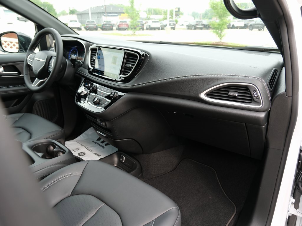 New 2025 Chrysler Pacifica Select image 32
