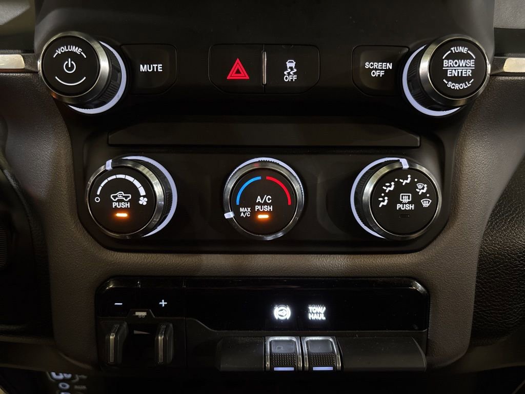 Used 2024 RAM 3500 Big Horn image 28