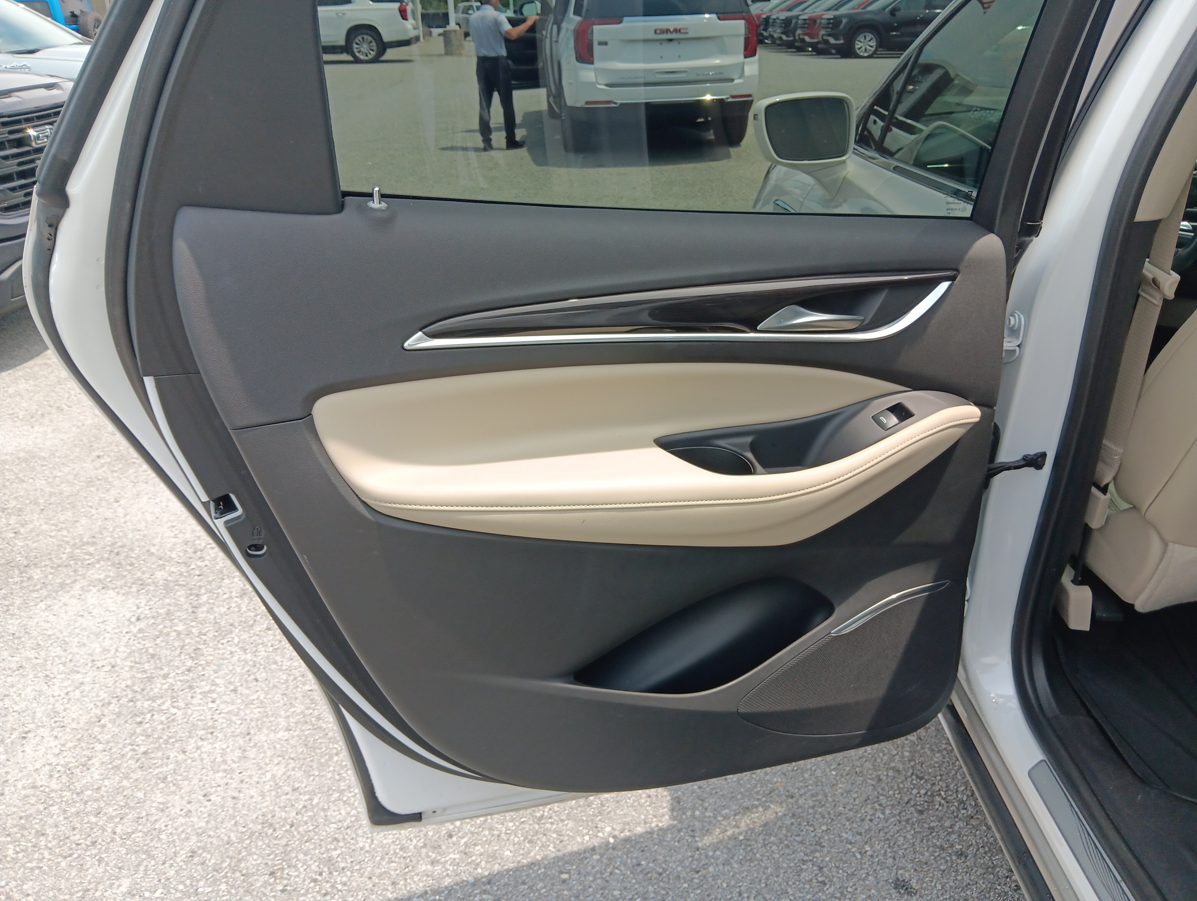 Used 2020 Buick Enclave Essence w/ Sound and Sites Package FWD image 18