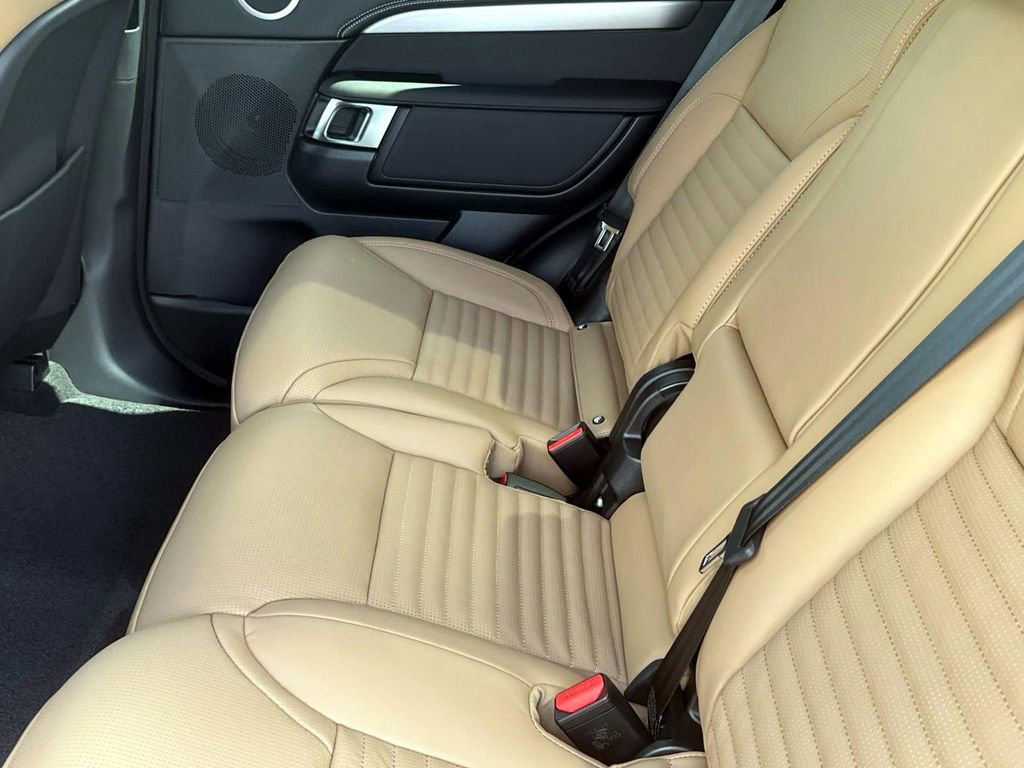 New 2025 Land Rover Discovery Dynamic SE image 12