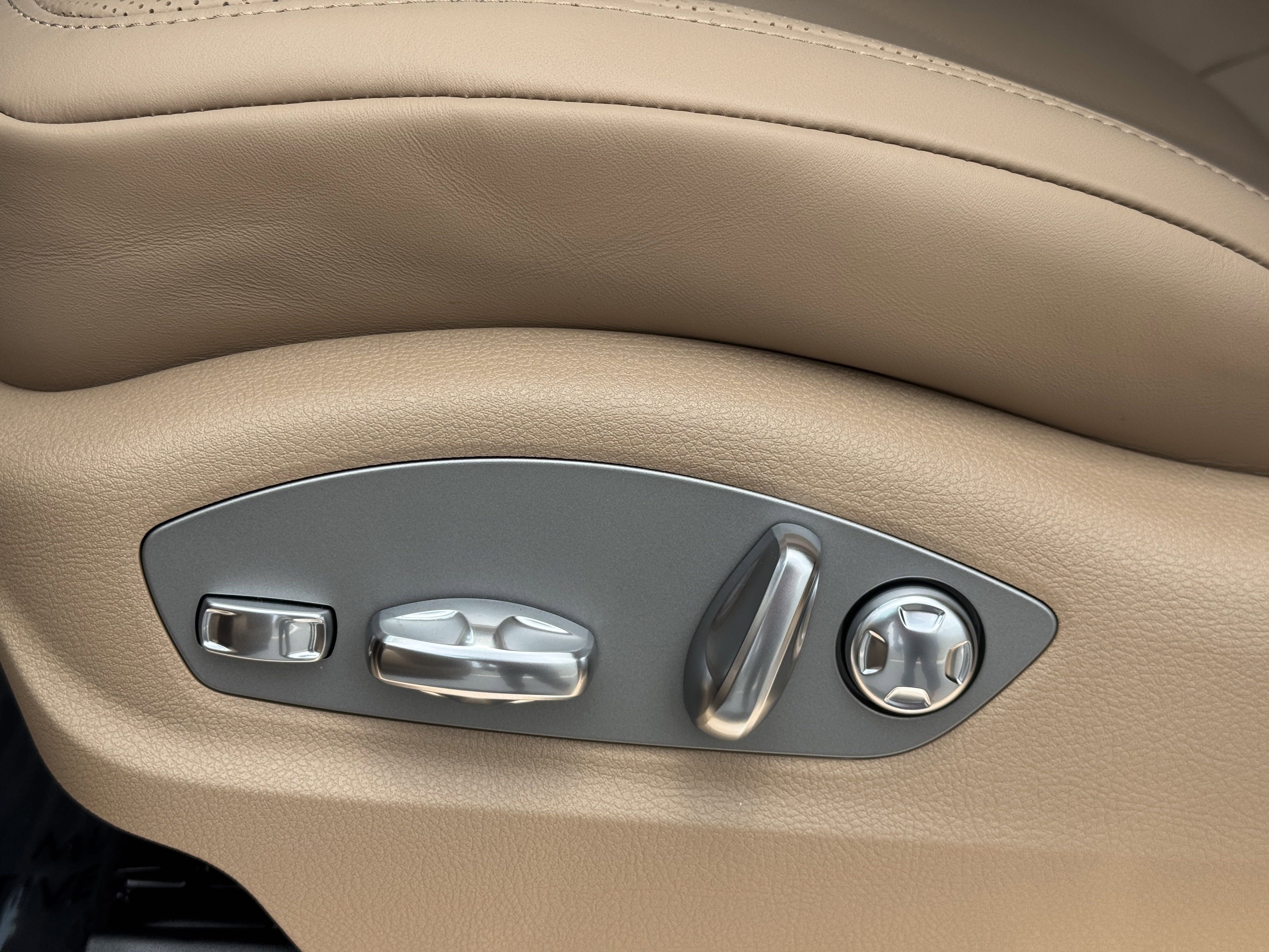 Certified 2025 Porsche Macan image 26