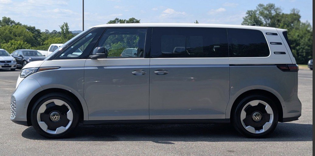 Used 2025 Volkswagen ID. Buzz Pro S Plus RWD image 2