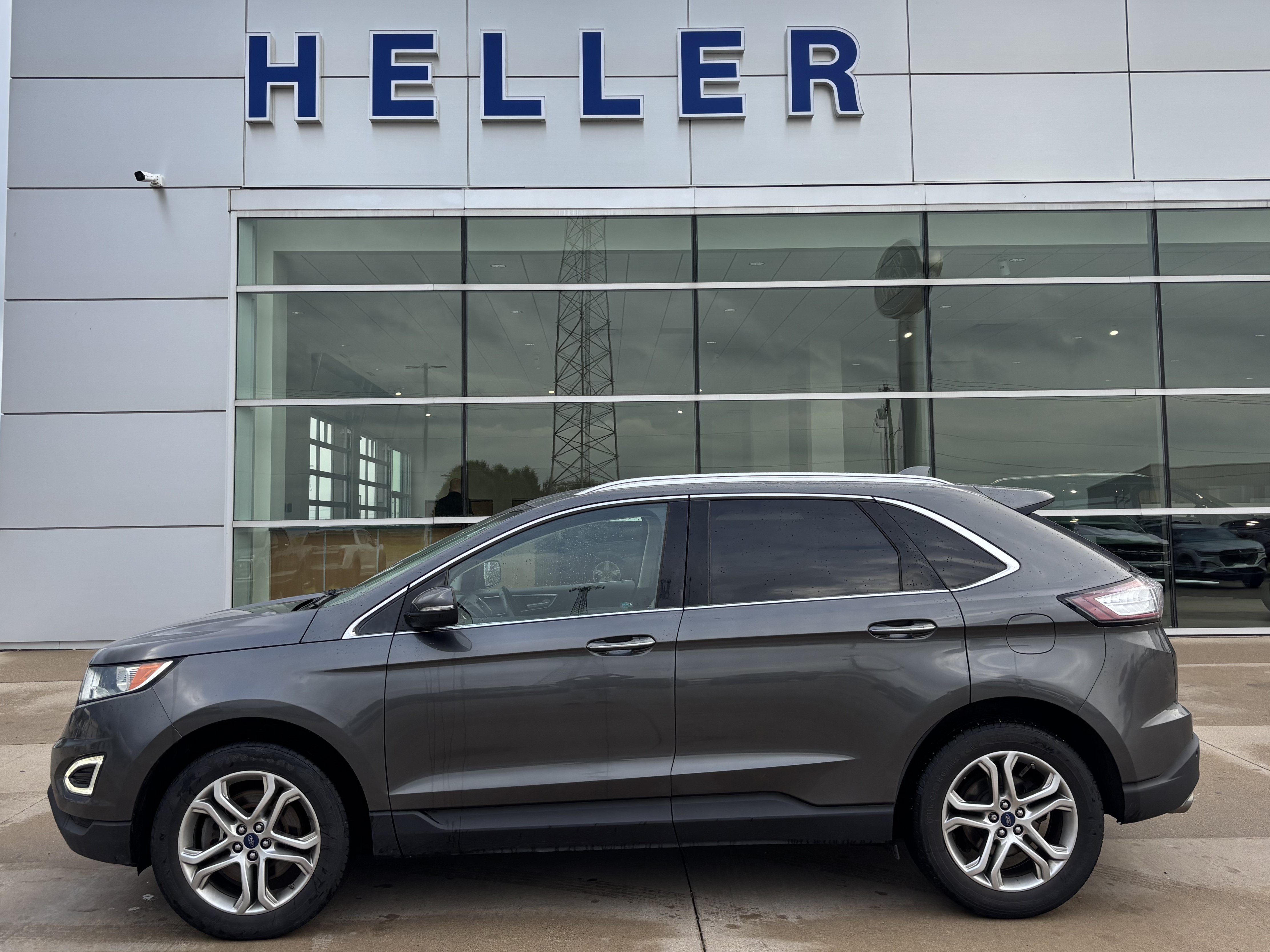 Used 2016 Ford Edge Titanium w/ Technology Package AWD/4WD image 3