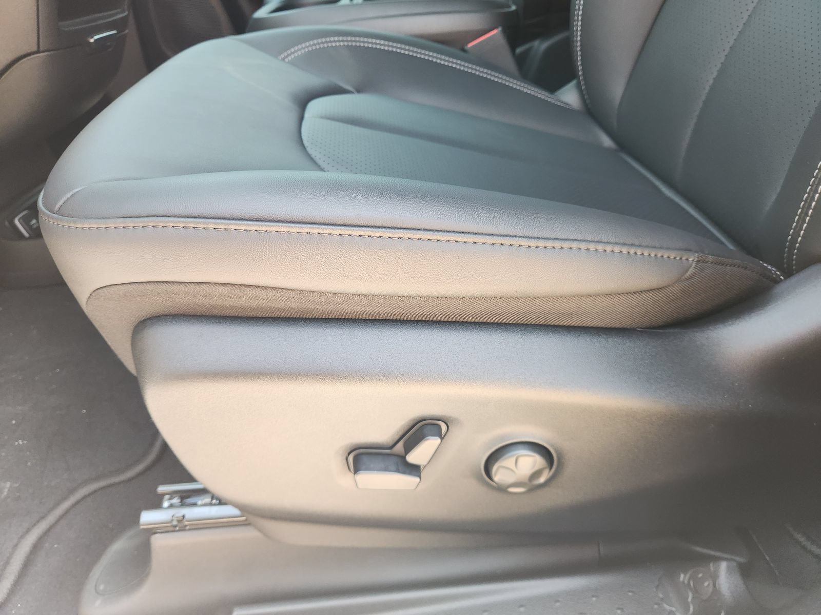 New 2027 Chrysler Pacifica Select w/ Family Tech Group FWD image 20