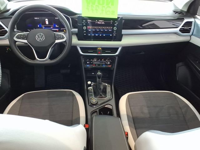 Used 2025 Volkswagen Taos SE w/ Panoramic Sunroof Package image 14