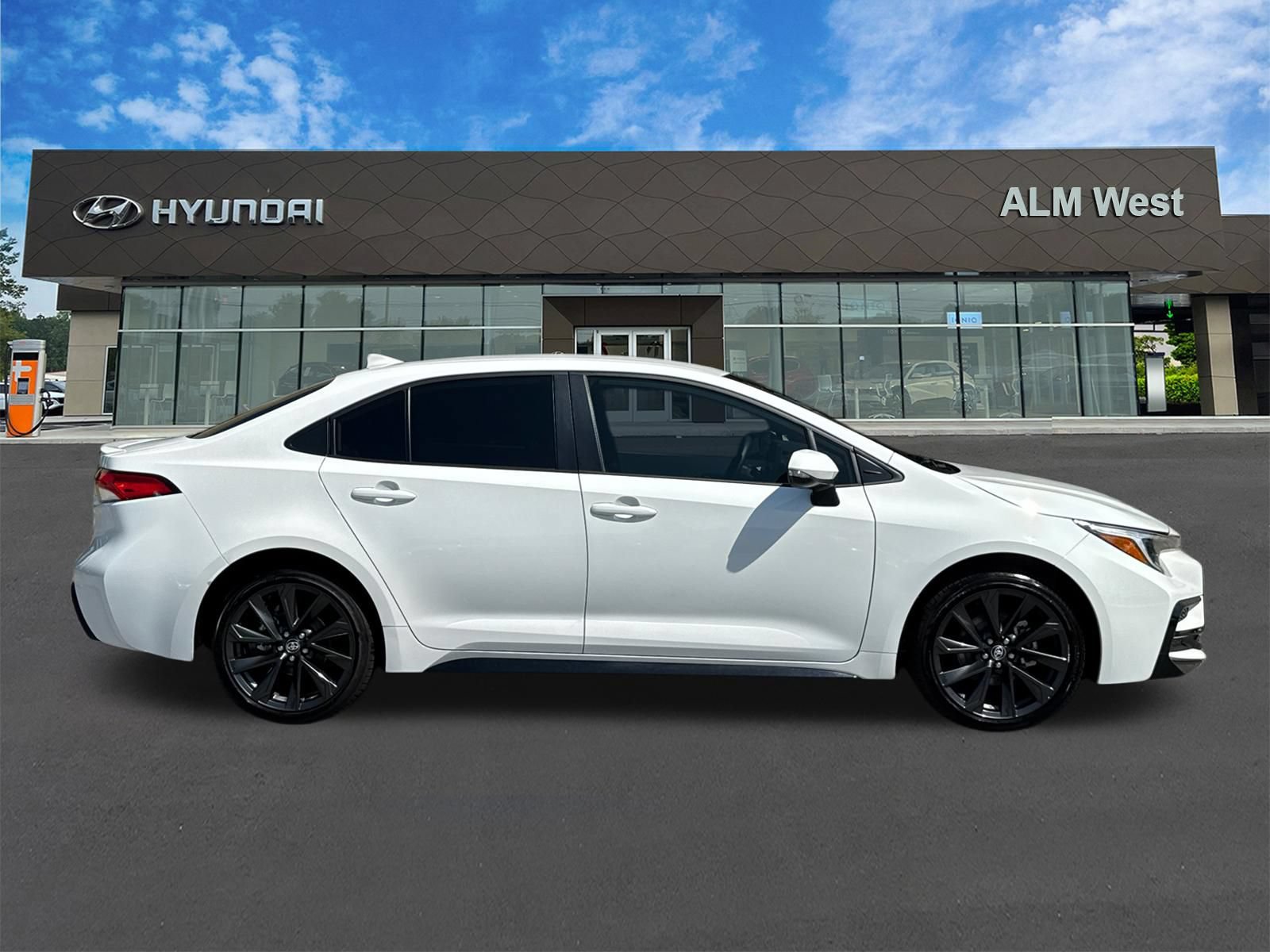 Used 2025 Toyota Corolla SE w/ Convenience Package FWD image 4