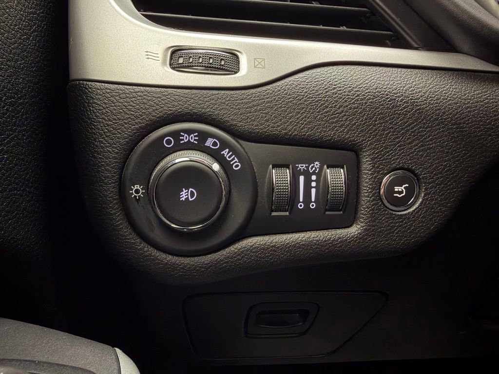 Used 2017 Jeep Cherokee Overland w/ Technology Group AWD/4WD image 16