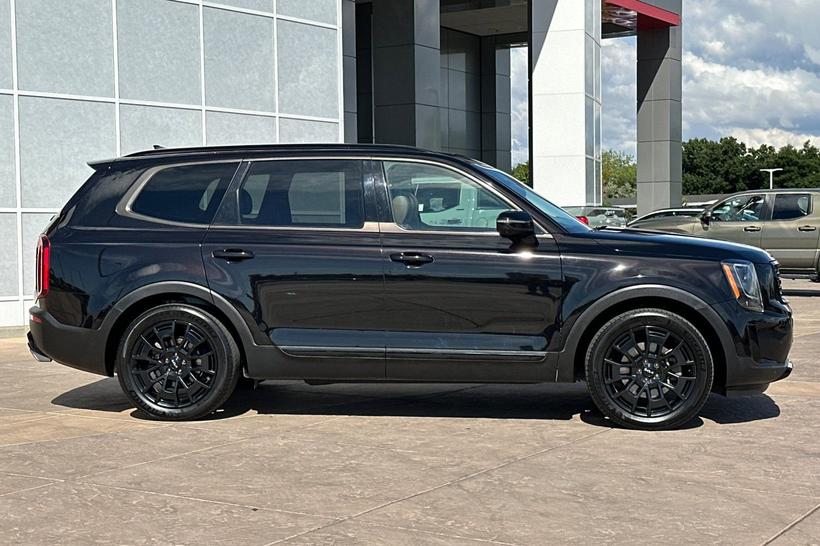 Used 2022 Kia Telluride SX w/ SX Prestige Package image 3