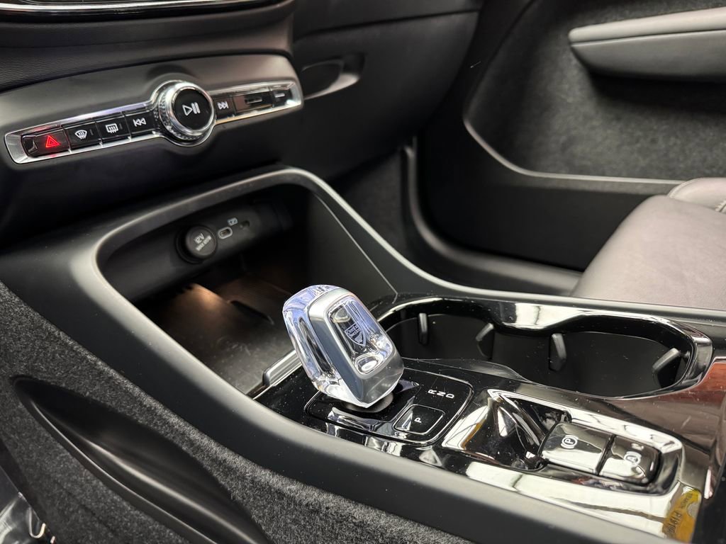 Used 2024 Volvo XC40 B5 Plus image 19