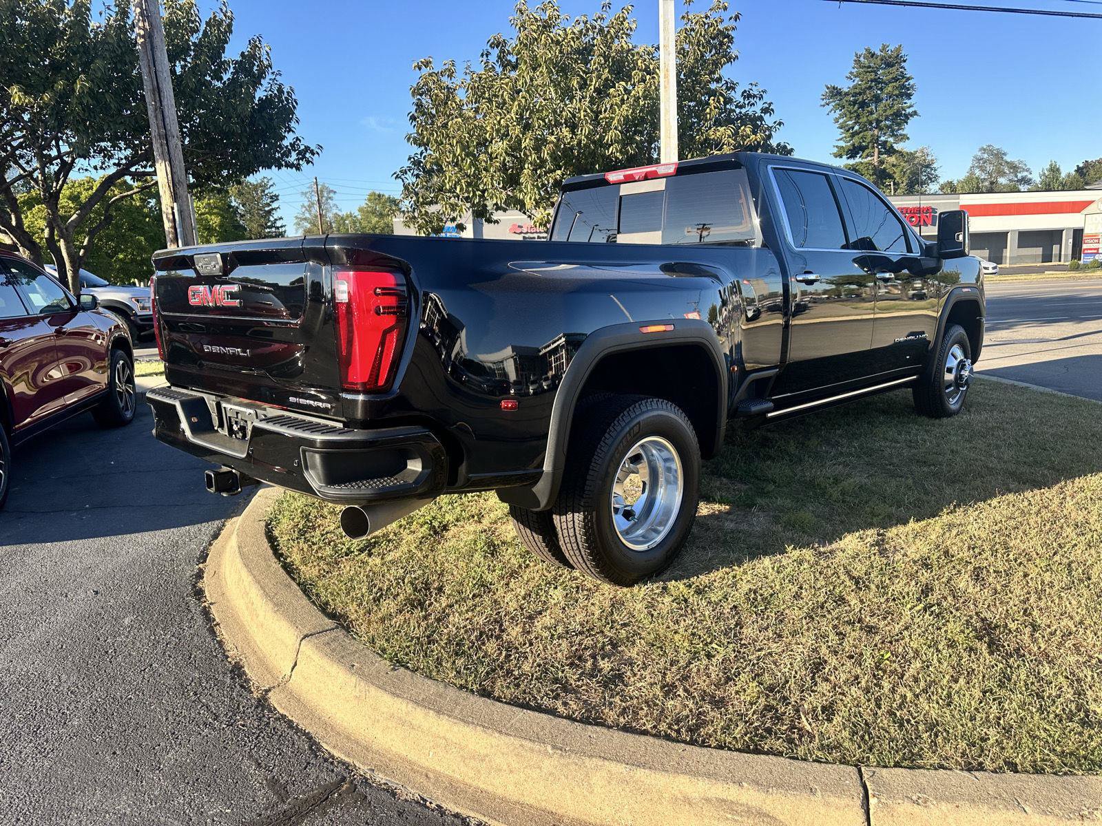 Used 2026 GMC Sierra 3500 Denali w/ Denali Reserve Package AWD/4WD image 3