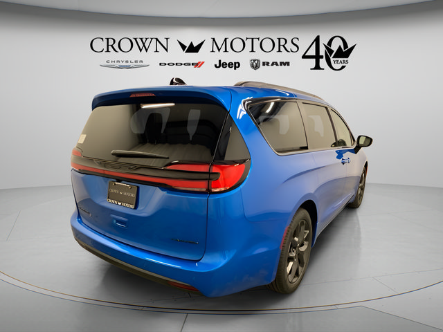 New 2027 Chrysler Pacifica Limited w/ Family Tech Group FWD image 6