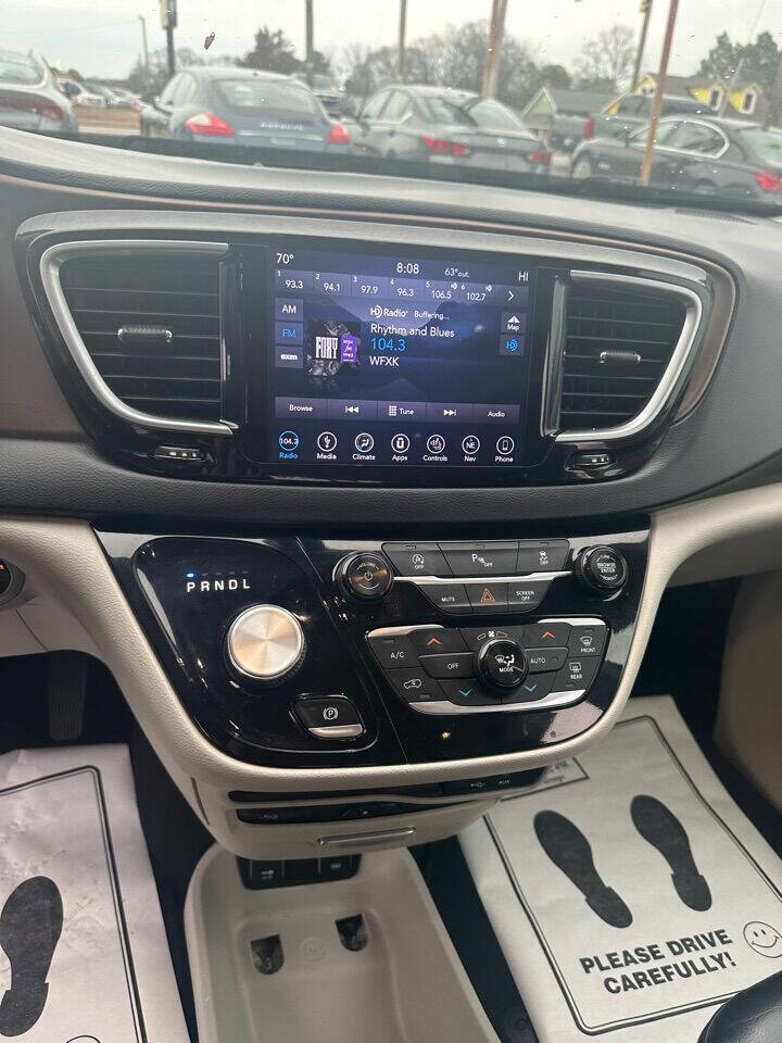 Used 2018 Chrysler Pacifica Touring-L Plus FWD image 12