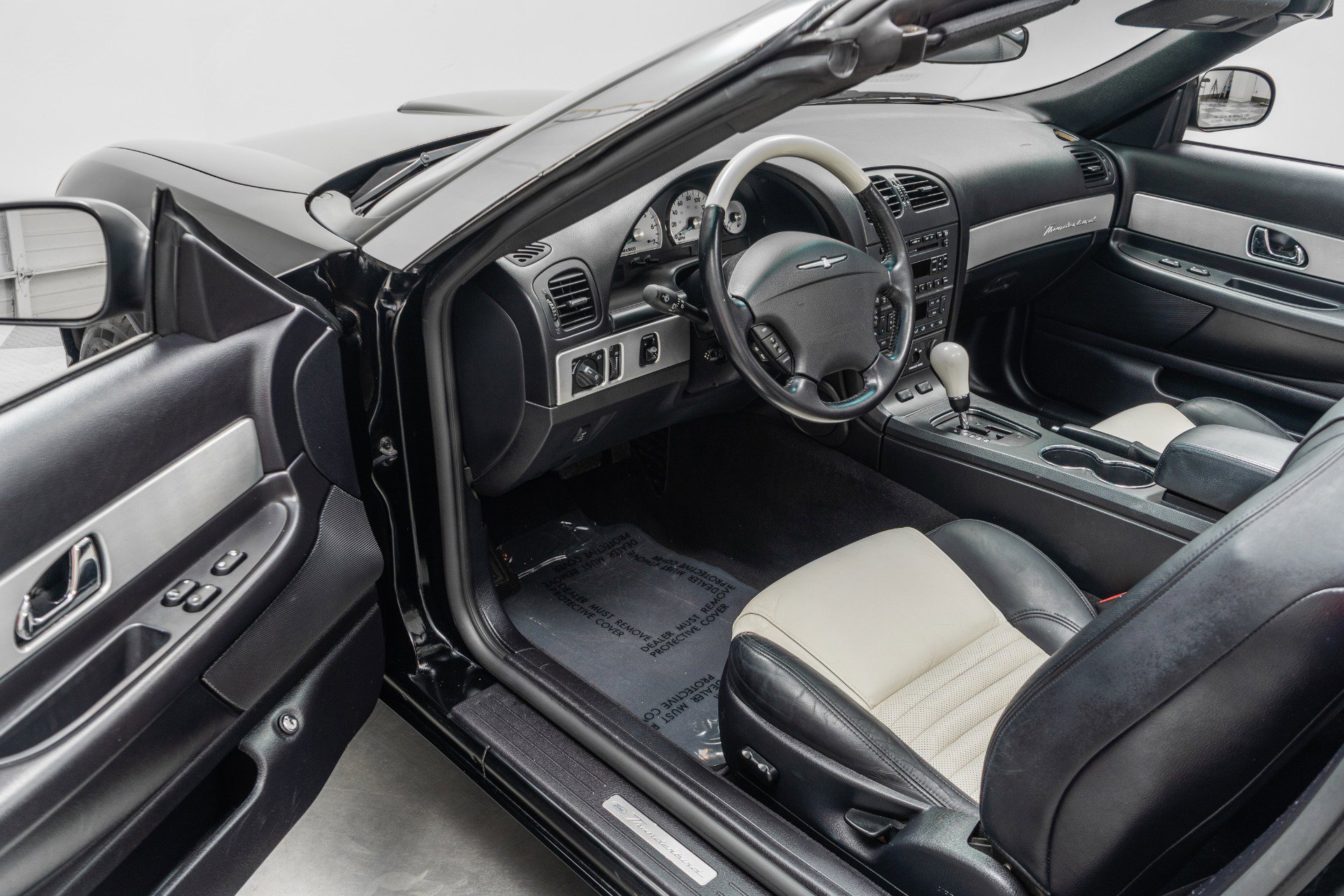 Used 2003 Ford Thunderbird image 24