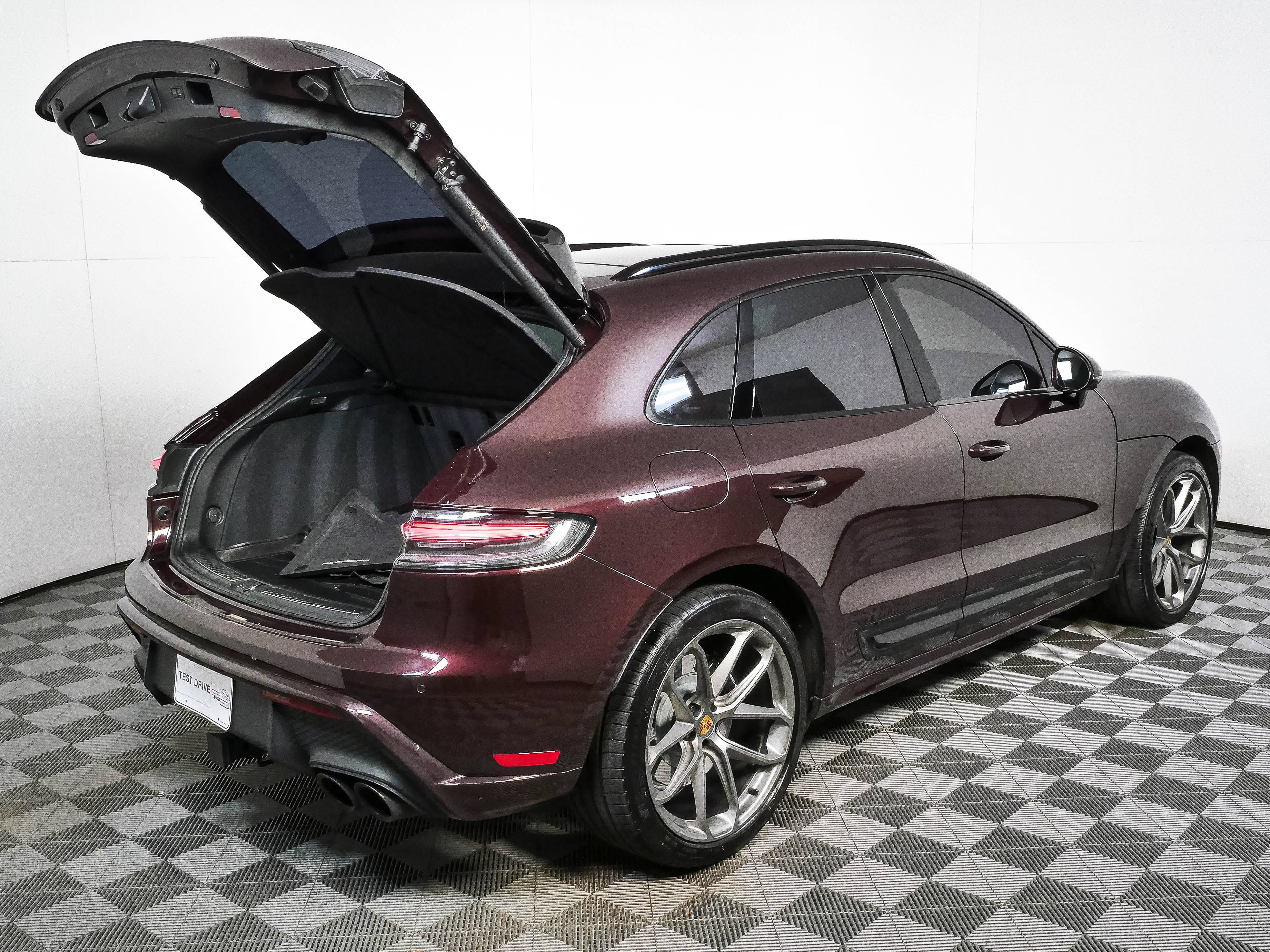 Certified 2024 Porsche Macan GTS AWD/4WD image 29