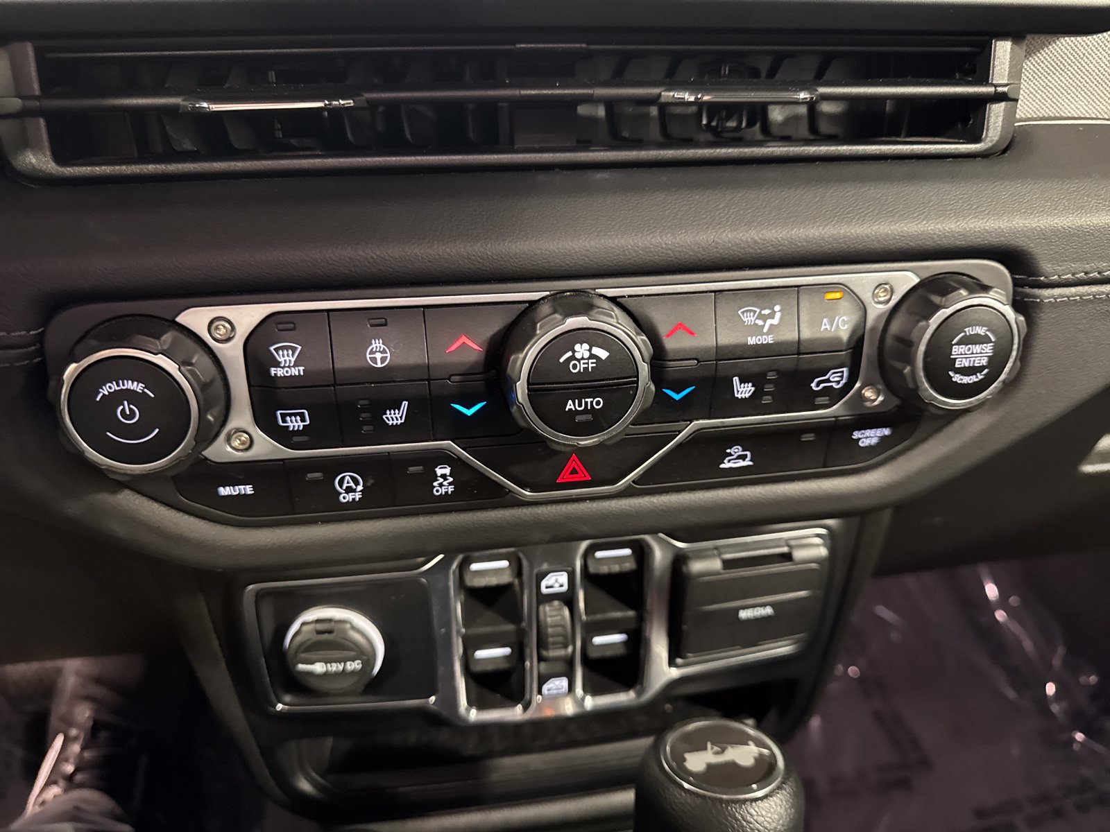 Used 2024 Jeep Wrangler Unlimited Sahara AWD/4WD image 23