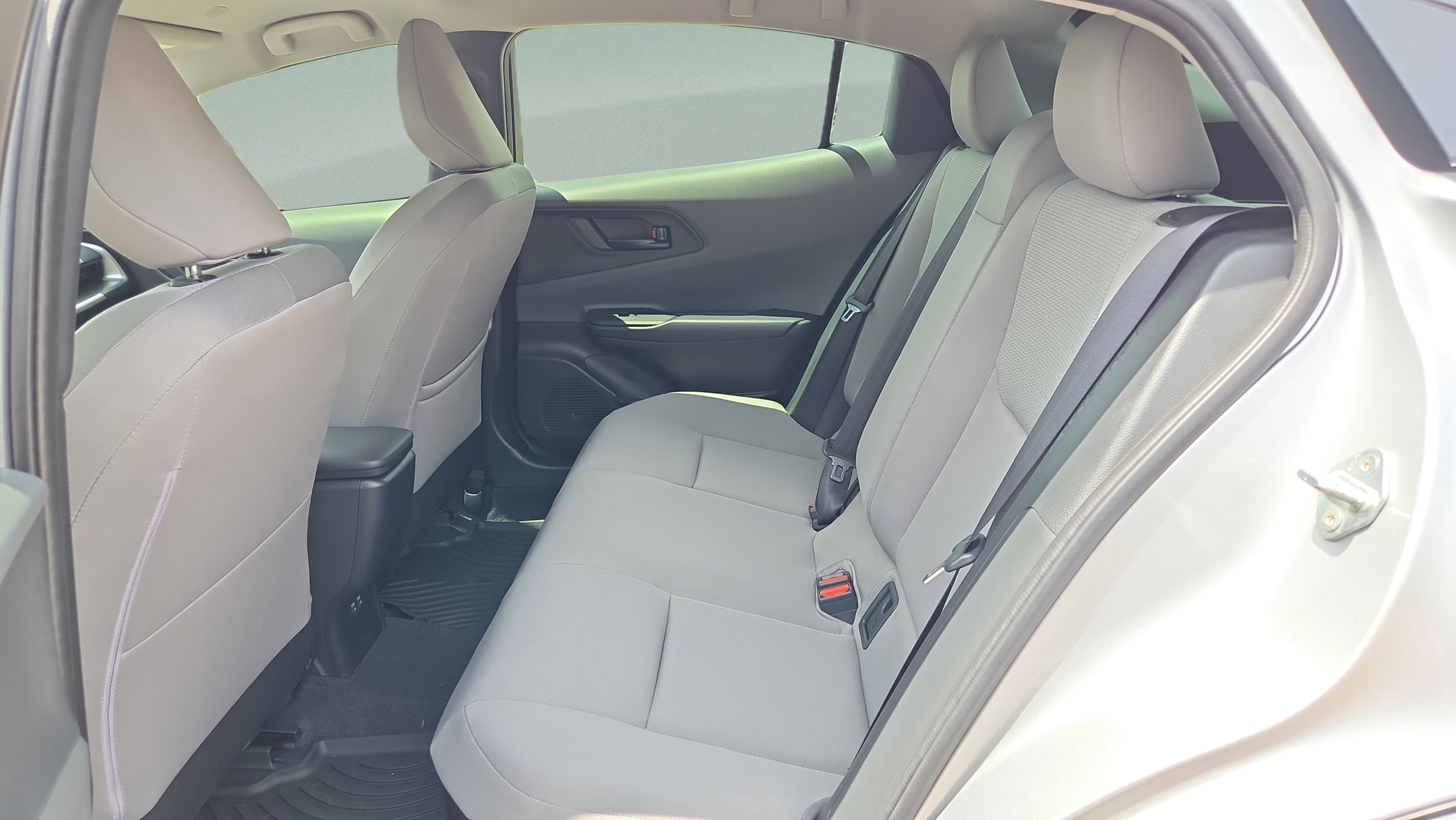 Certified 2025 Toyota Prius LE FWD image 11