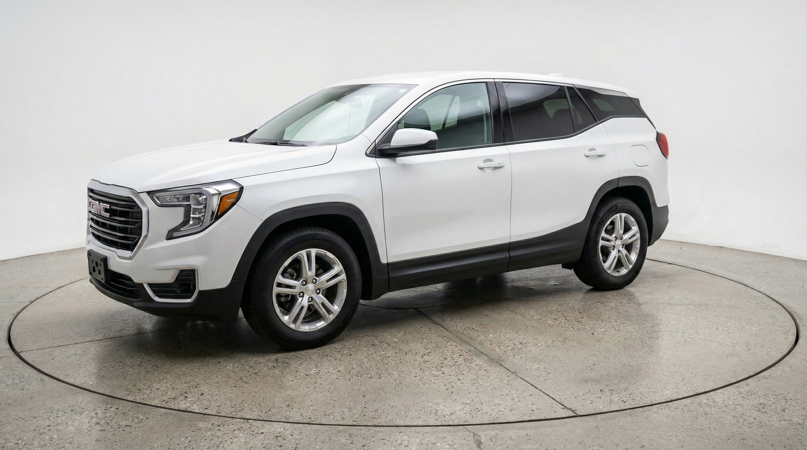 Used 2024 GMC Terrain SLE image 3