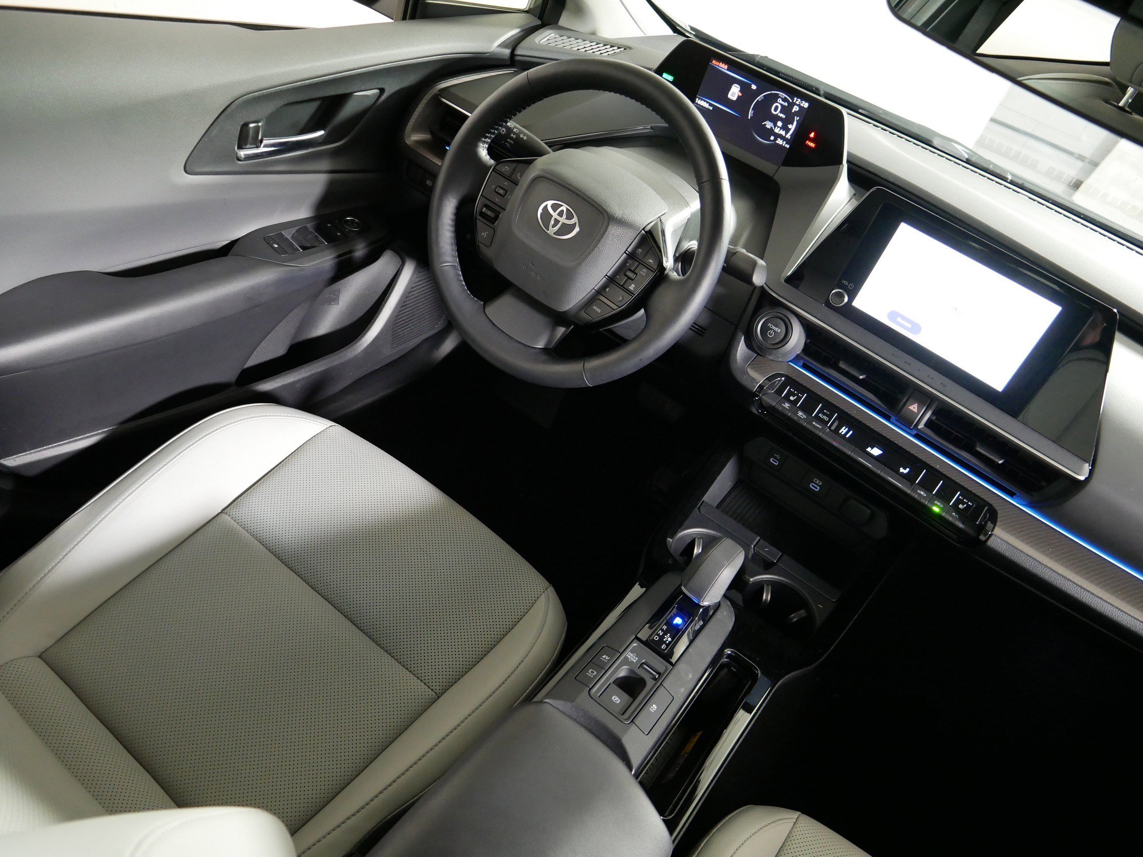 Used 2025 Toyota Prius XLE AWD/4WD image 9