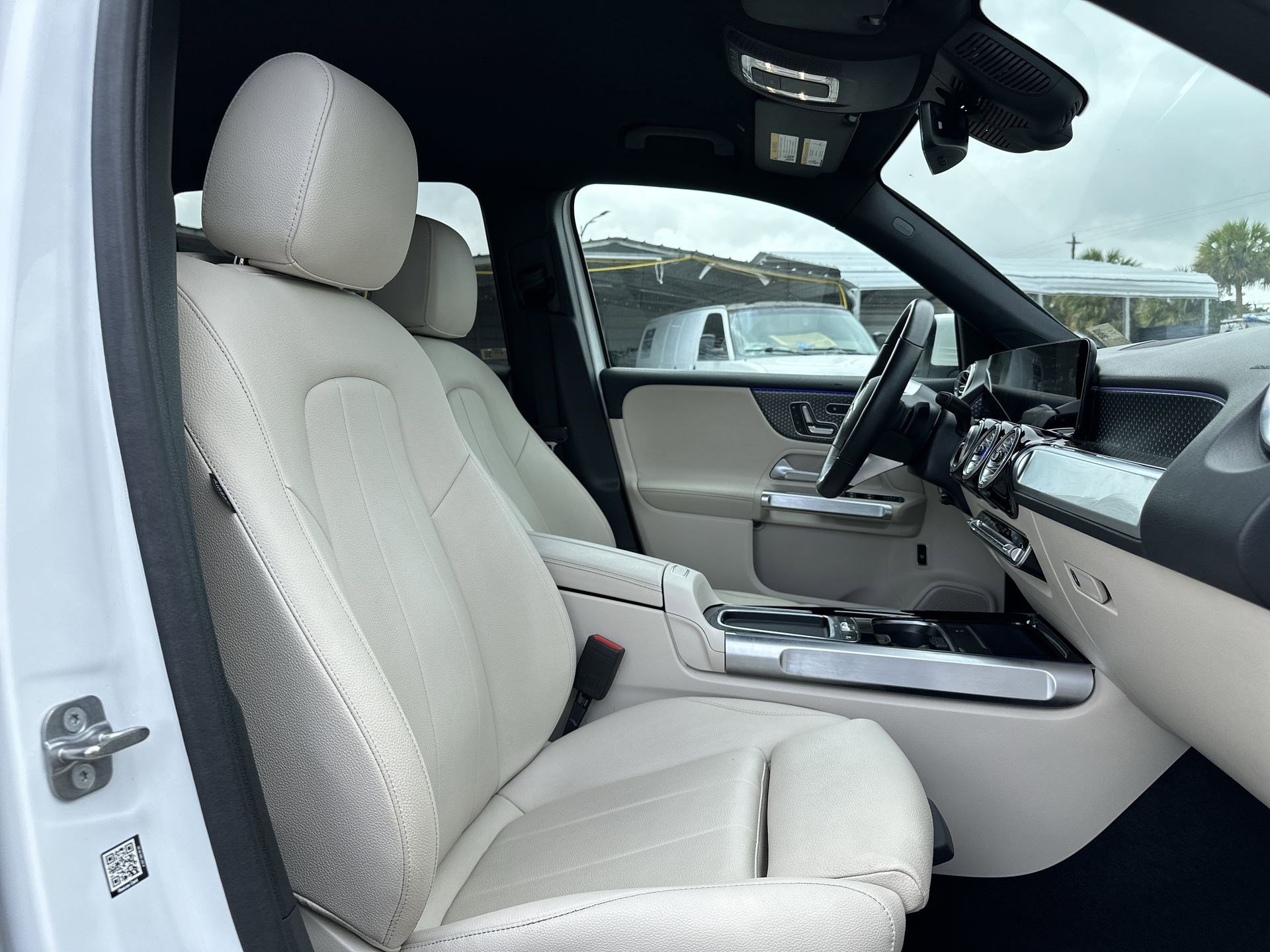 Used 2025 Mercedes-Benz GLB 250 4MATIC image 23
