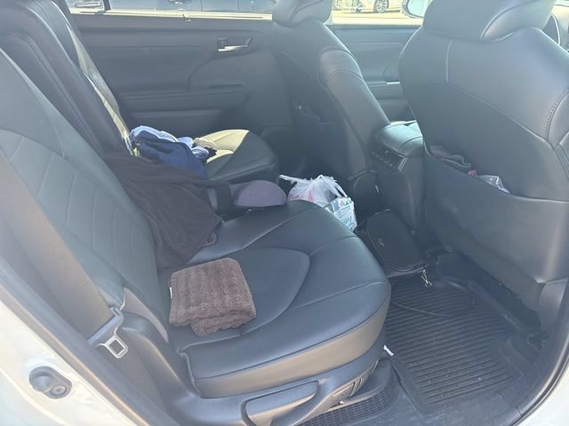 Used 2021 Toyota Highlander XLE AWD/4WD image 10
